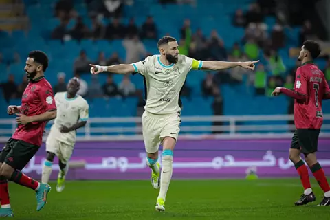 الدوري السعودي.. اتحاد جدة يمطر شباك الخلود برباعية في ليلة تألق بنزيما